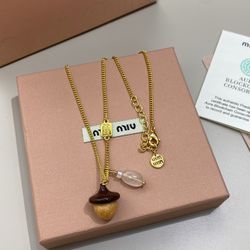 A classic women's necklace