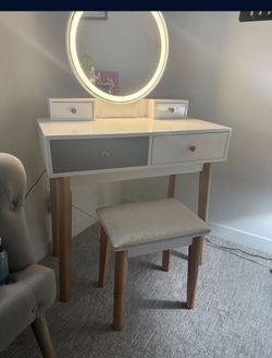 Make Up Stand With Mirror Lighted Up