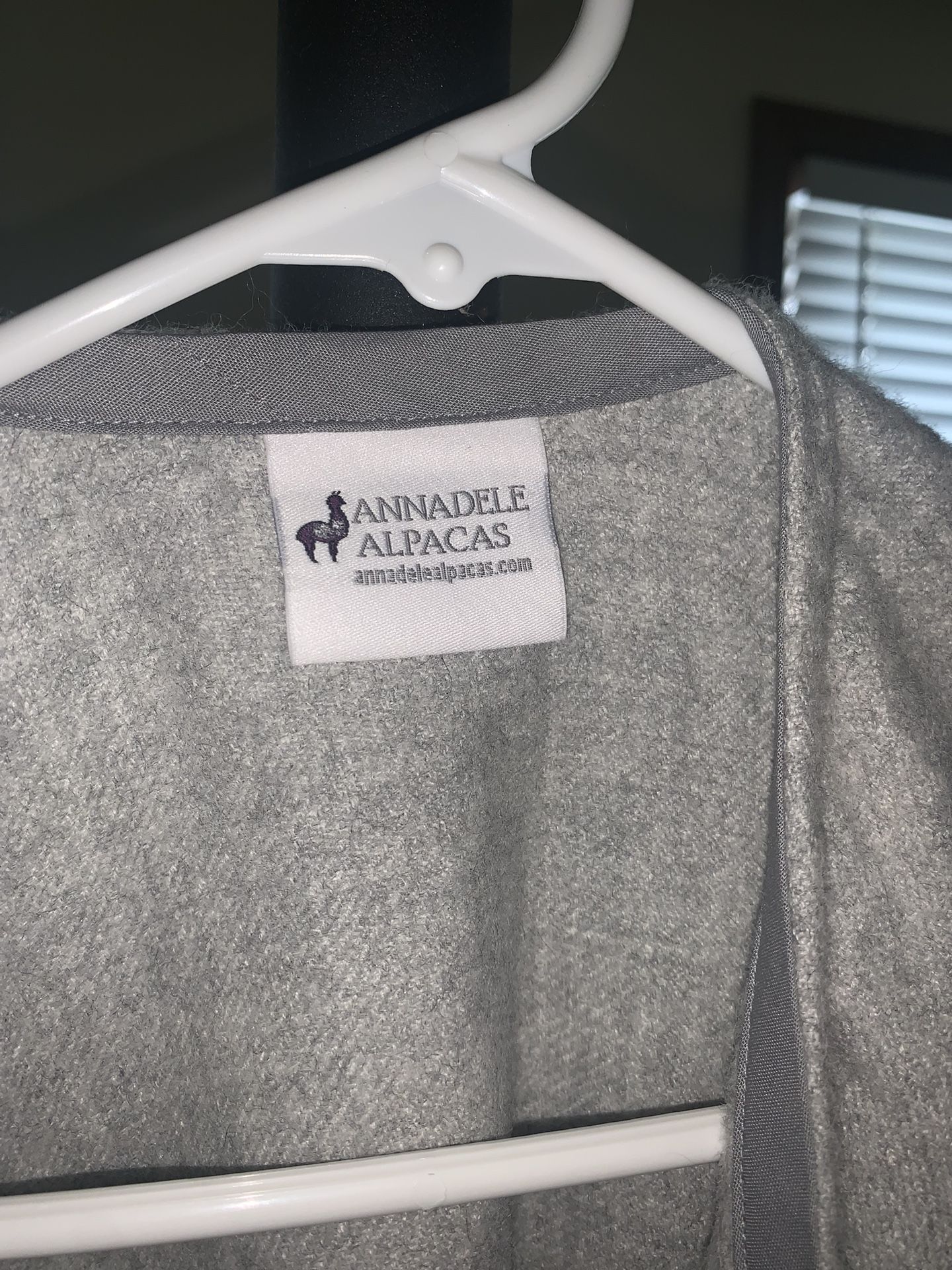 Annadele Alpacas 100% Alpaca Cape Shawl Poncho Wrap Grey 55x40 NEW!