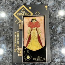 Disney Ultimate Princess Designer Collection Snow White  Limited Release Pin.  Size approximately 3 inches long and 1 3/4 wide.  Brand new on original