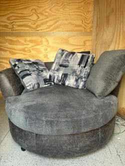 Rotating round love seat