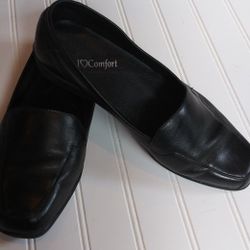 Womens size 9W (wide) black leather casual shoe