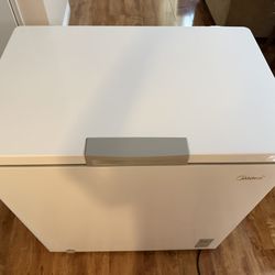 Midea - Convertible Chest Freezer (White)