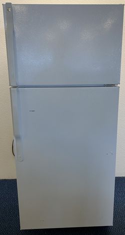 White GE Top Freezer Refrigerator  (1-0155)