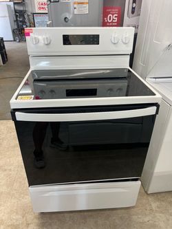 Whirlpool White Electric Range with Glass Cooktop