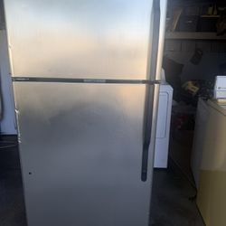 GE Top-Freezer Refrigerator