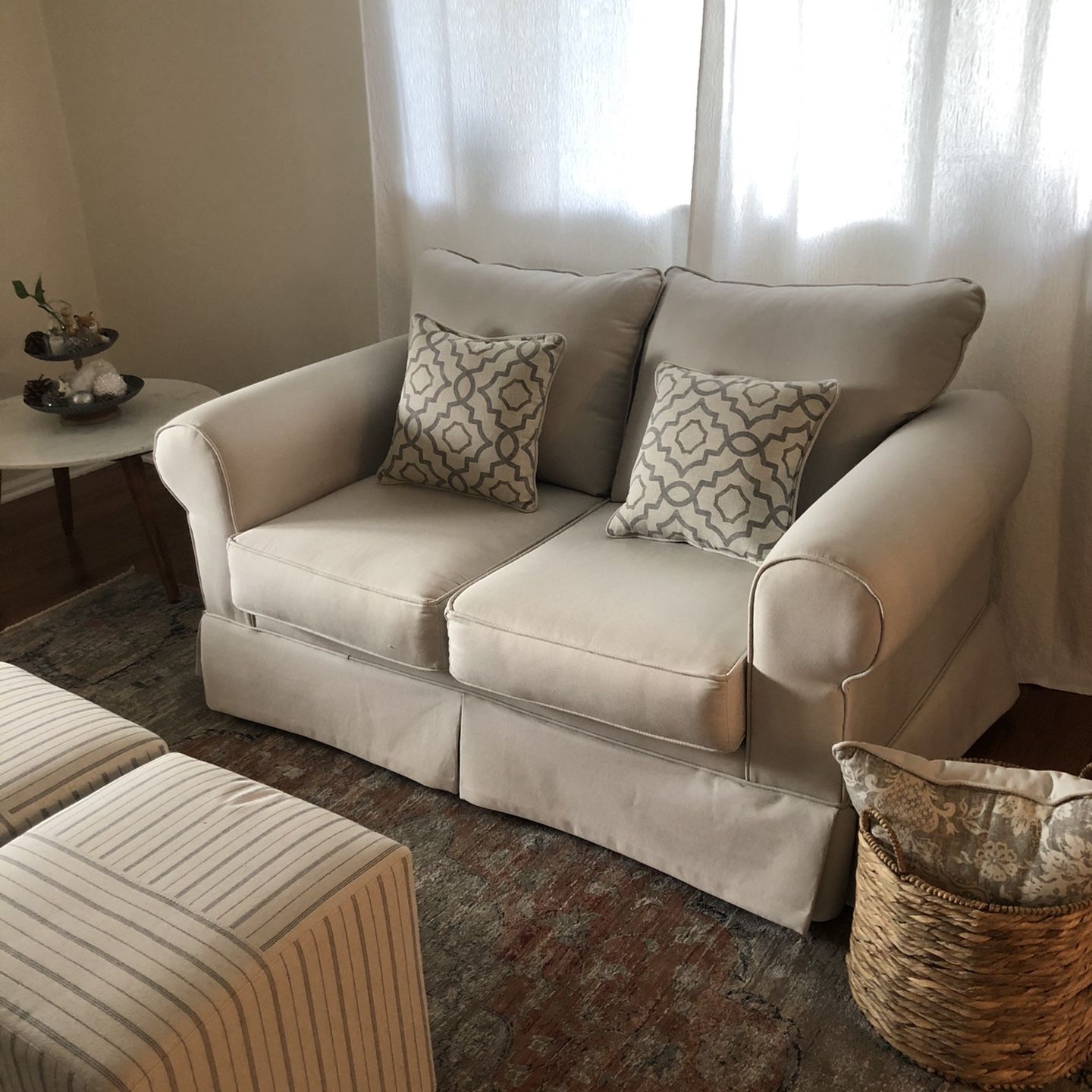 Loveseat w/4 Pillows
