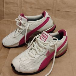 LIKE NEW Women's PUMA Sneakers - Size 6