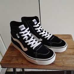 Very Nice Men's Black & White Vans Size (9) Located In Reedley 