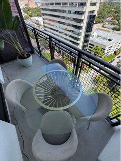 Mesa de vidrio con 4 sillas