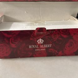 4 Pieces Rose Royal Albert Napkin Rings. 2006 Edition