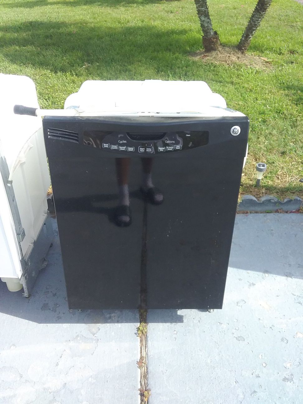 Black ge dishwasher with plastic tub in good working condition