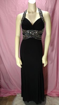 Hailey Logan Adrianna papell 3/4