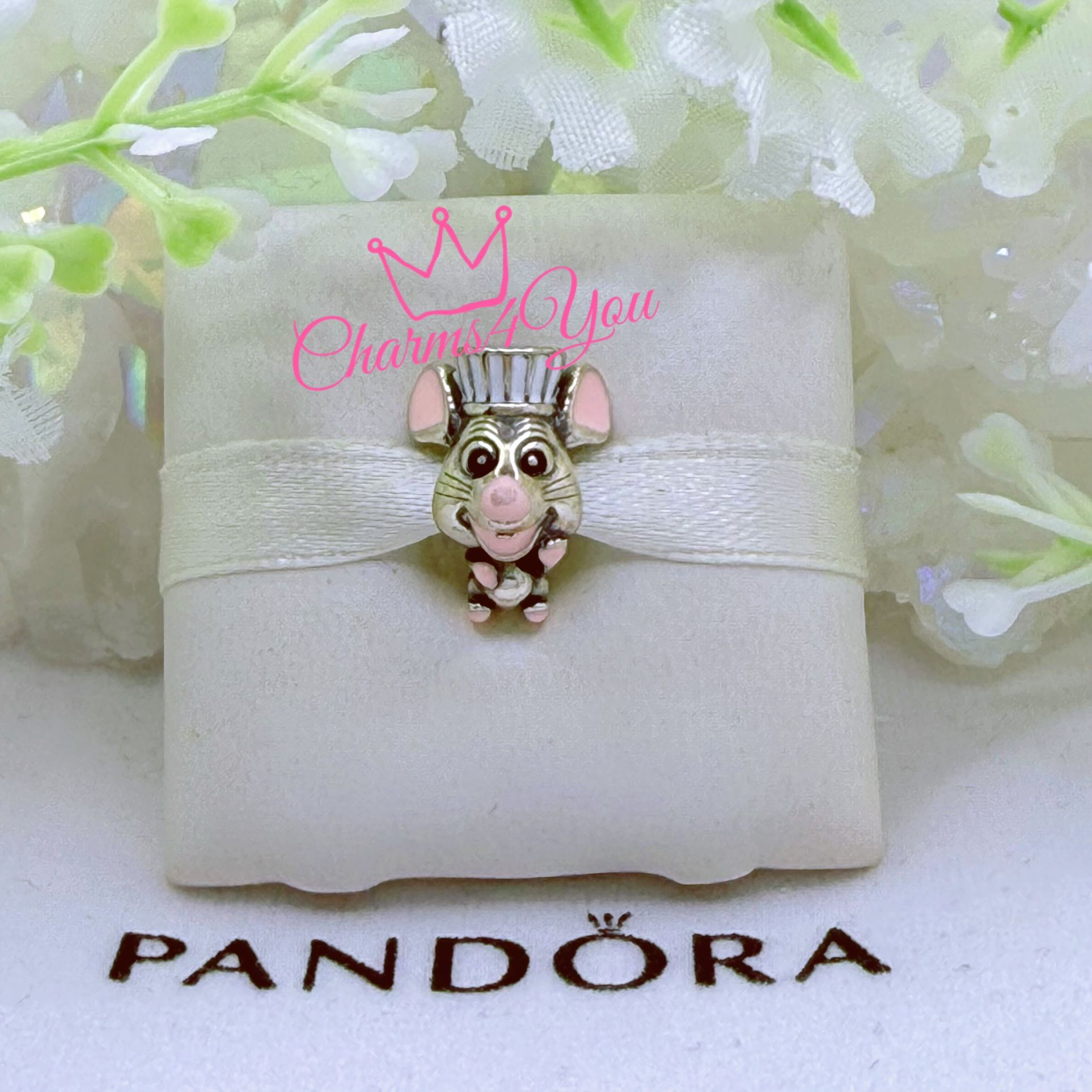 Adorable Charm 925 silver for Pandora moments bracelet.