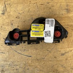 2018,2019,2020,2021 Toyota Camry Front Left Side Bumper Retainer 