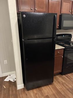 GE Black Top-Freezer Refrigerator