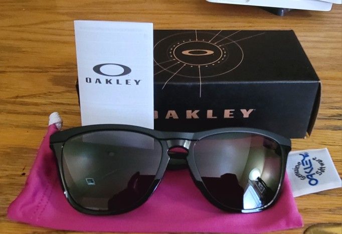 Brand New Oakley Frogskins Sunglasses 