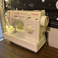 Vintage WORKING Singer Sewing Machine 