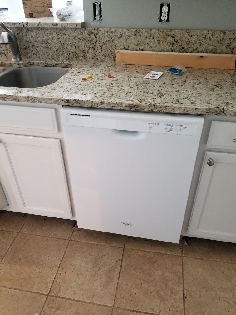 WHIRLPOOL WHITE DISHWASHER