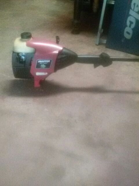 Like new but used Snapper weed eater (model# 31sst) 31cc engine with a straight shaft with a sweet reversible head