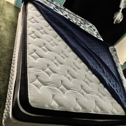 🥰$380-(firm on price) Beautiful queen size pillow top bed (mattress/box and Hollywood bed frame included) for just $380 (although I have many mattres