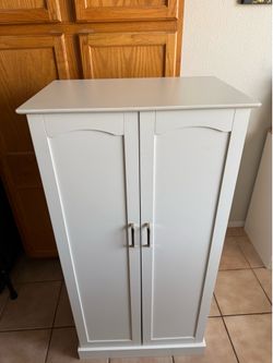 Pantry cabinet
