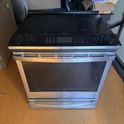 Range And dishwasher 