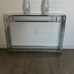 Side table With Vases and clock Included 