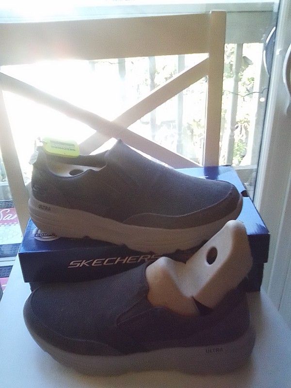 NEW In Box Men's Size 11 SKECHERS