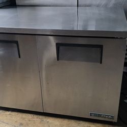 TRUE UNDERCOUNTER 2 DOOR COOLER/UNDERCOUNTER REFRIGERATOR