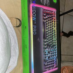 Razer - BlackWidow V4 Pro Full Size Wired Mechanical Green Clicky Switch Gaming Keyboard with Chroma RGB Backlighting