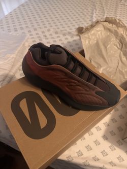 DS YEEZY SIZE 10.5