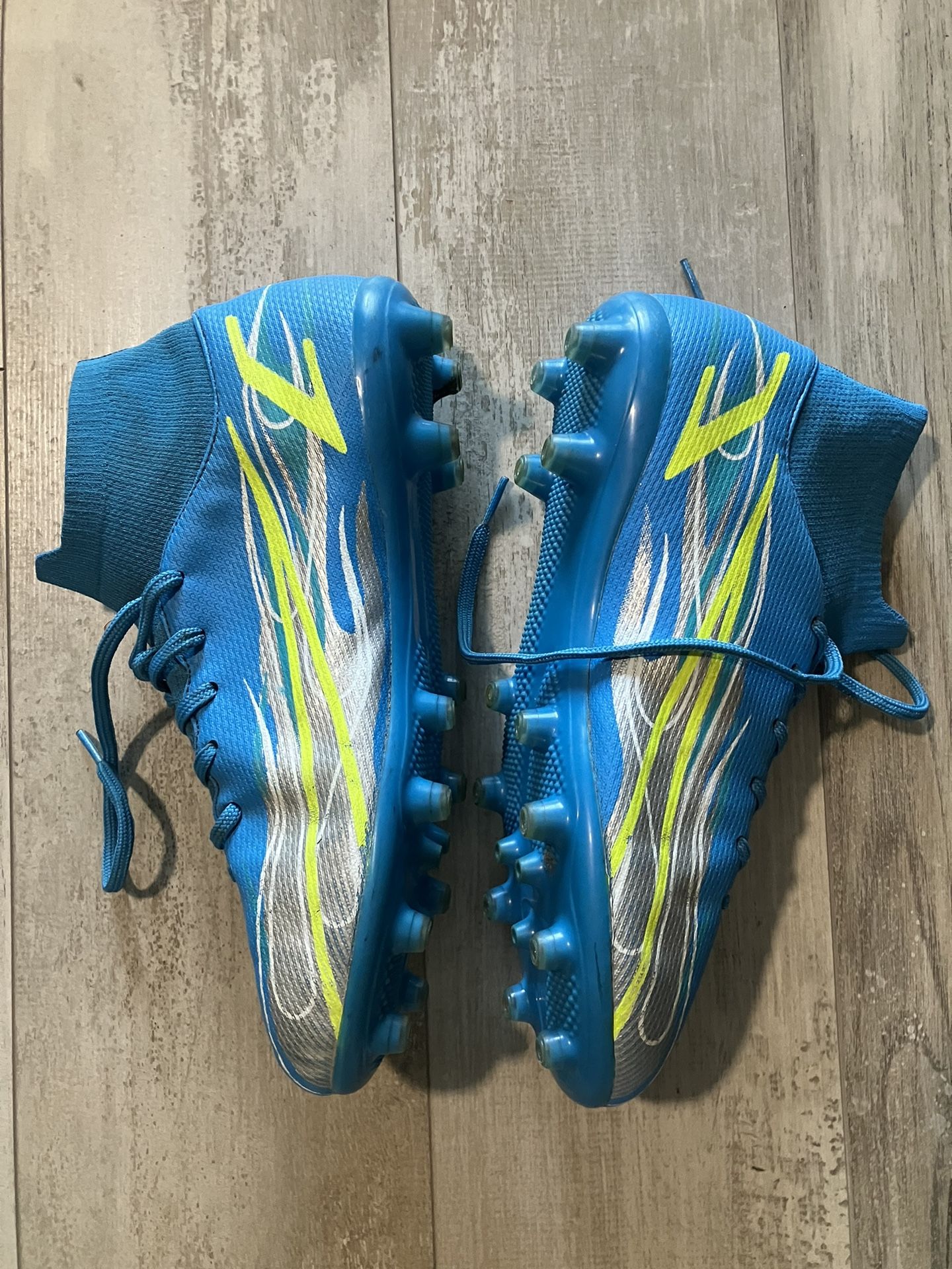 8.5 Soccer Cleats And Shin Guards