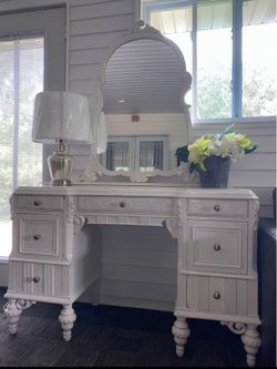 Gorgeous Solid Wood Makeup Vanity With Mirror 