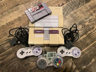 Old School Super Nintendo NES Video Game System Model SNS-001 with controllers!