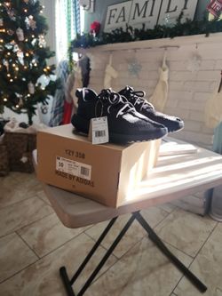 Yeezy Boost 350 Pirate Black Sz 10 MEN