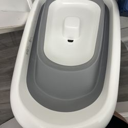 Oxo Tot Splash and store bathtub 
