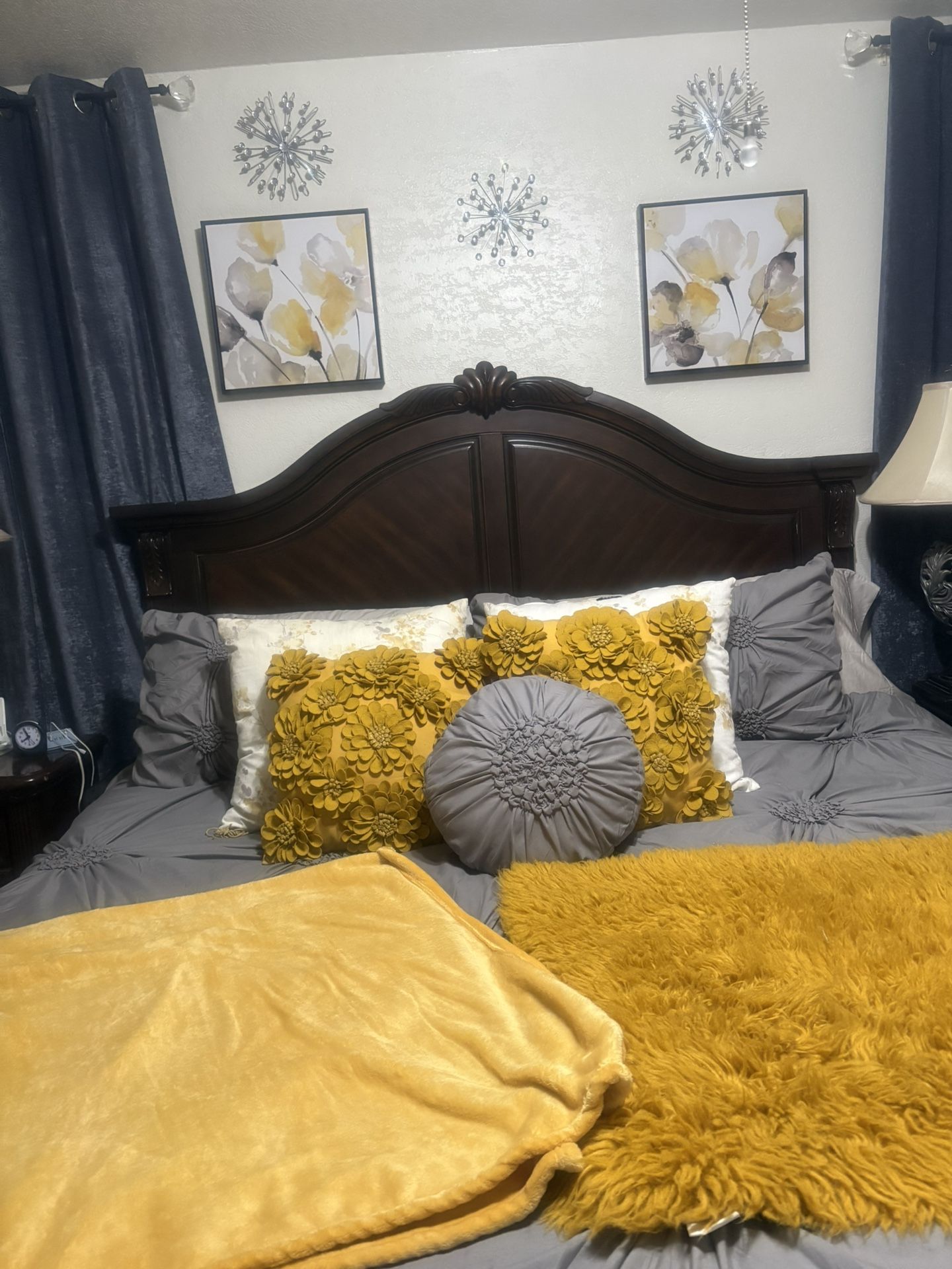 King Comfeter With Decorated Pillows