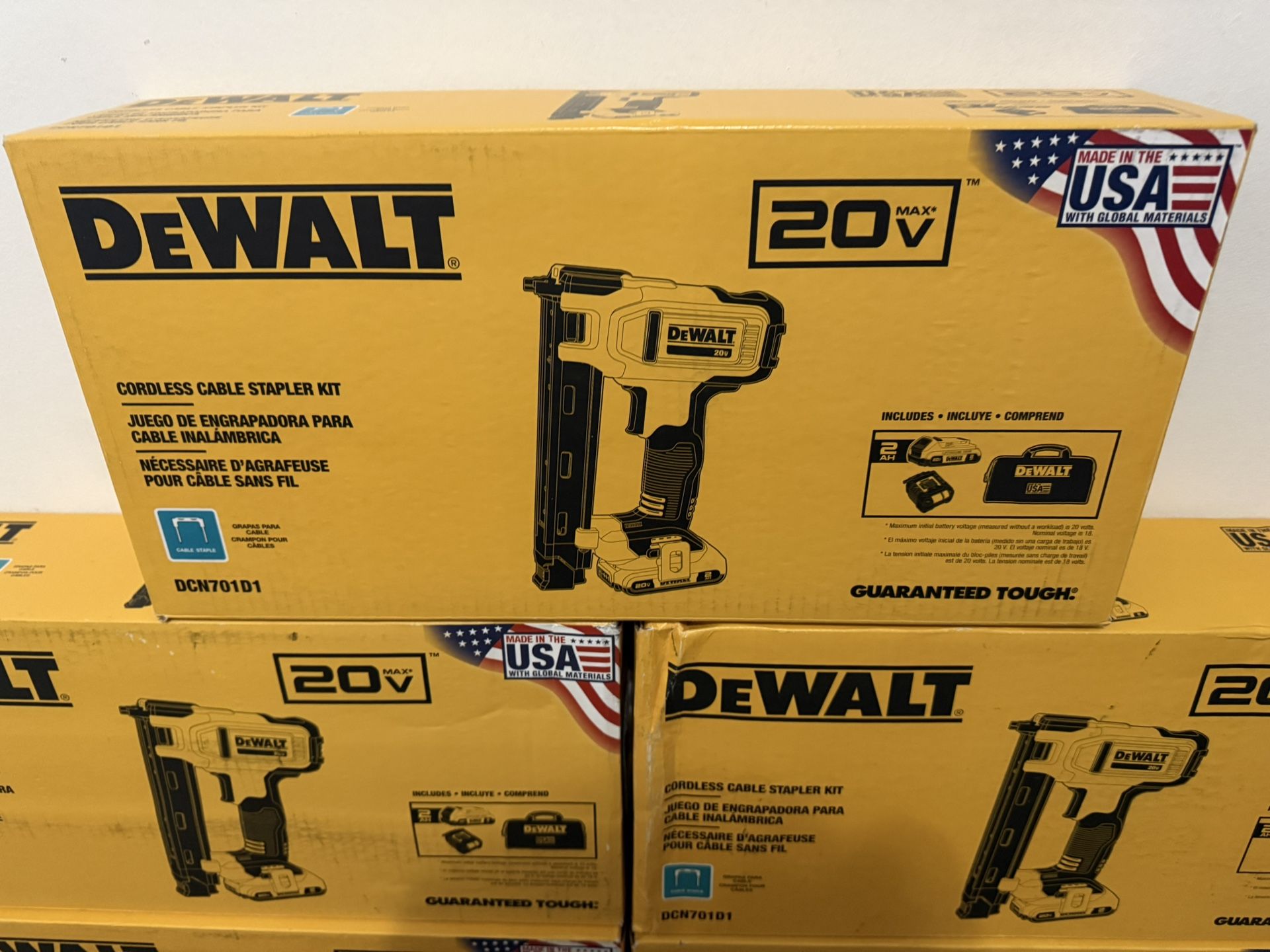 NEW DeWalt Stapler Kit DCN701D1