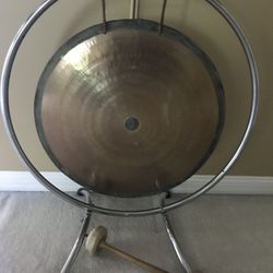 Vintage rare 28 inch Slingerland gong. 3/16th inch heavy gauge metal. With chrome stand and mallet included.