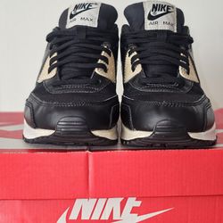 Women's Nike AirMax Shoes size 8 with defects and box used