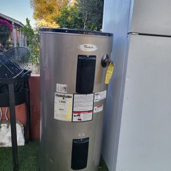 Electric Water Heater 40 Gal In Good Condition And Warranty Works Great 