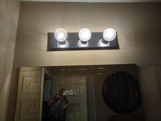 Beautiful Bathroom Vanity Light In Great Condition 