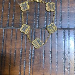 Van Cleef & Arpels Vintage Alhambra 5-motif bracelet in Tiger’s Eye with yellow gold.