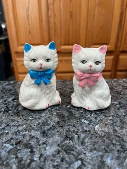 Vintage ceramic Cat Pair of Salt and Pepper Shakers. Size approximately 3 1/4 inches tall. Preowned. The shakers have some minor paint wear and wea