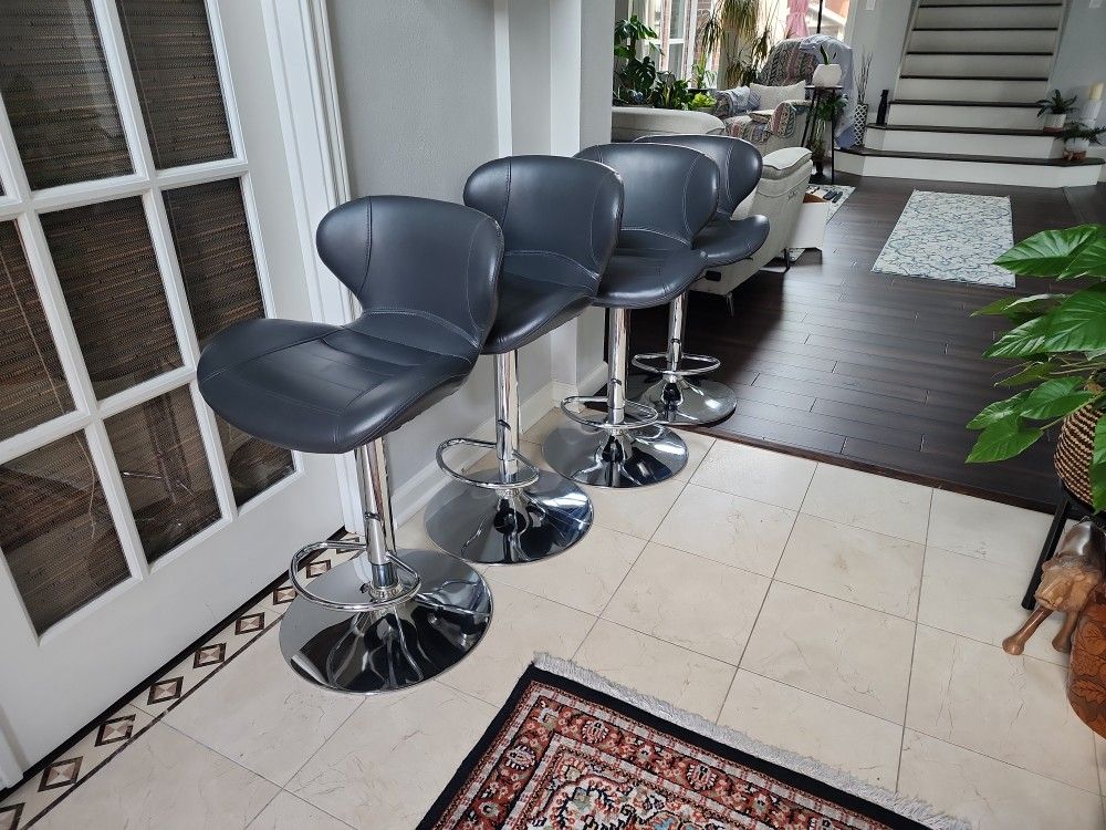 4 Counter / Bar Stools. Swivel 360 with Adjustable Height
