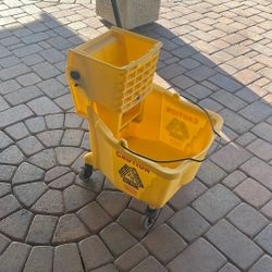 Rubbermade Side Press Wringer Commercial Bucket 