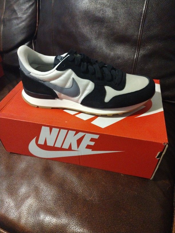 New Women's Nike Internationalist Size 8.5
