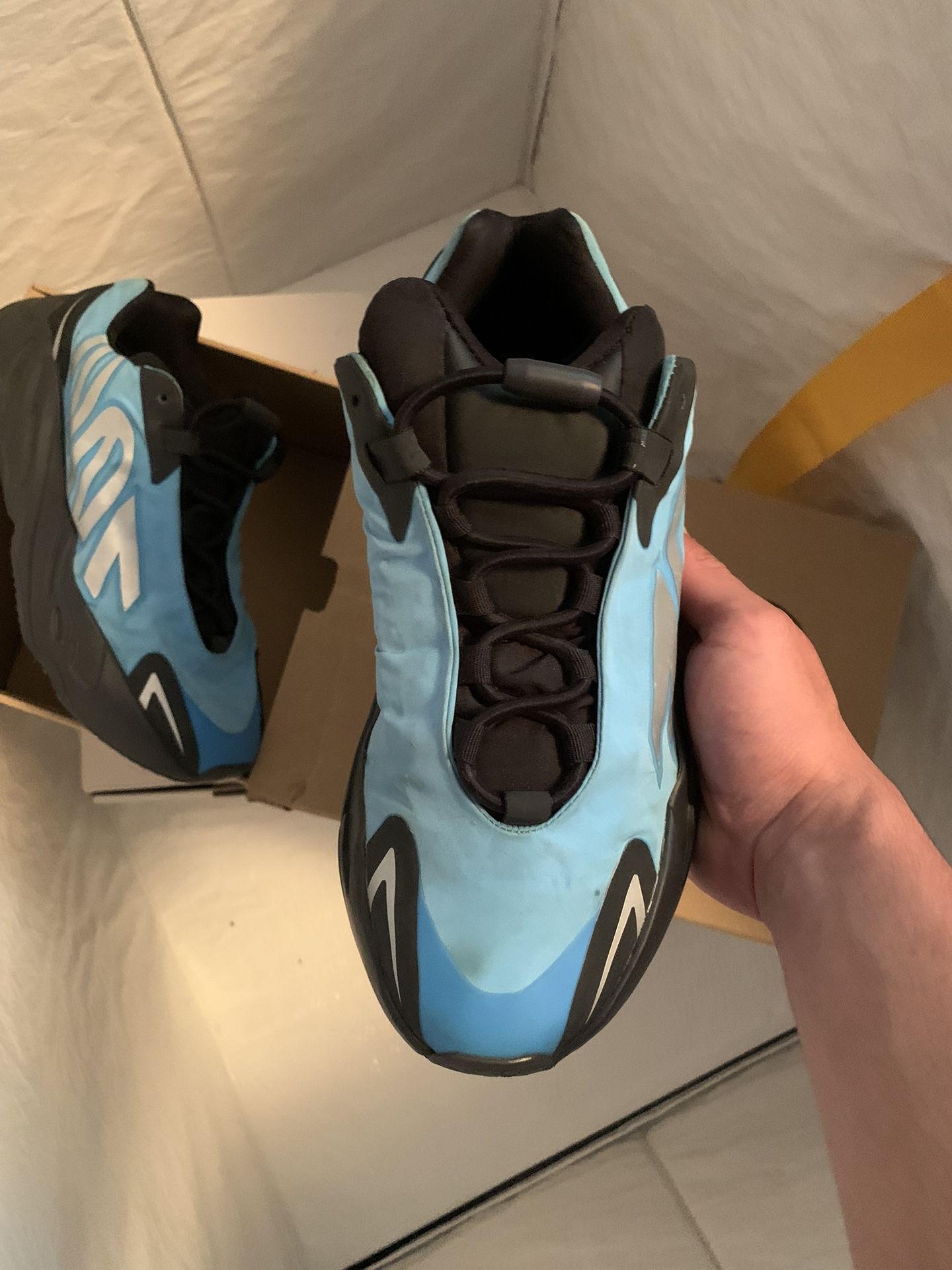 Yeezy 700 Mnvn Cyan Size 7.5m