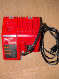 Milwaukee M12 and M18 12-Volt/18-Volt Lithium-Ion Multi-Voltage Battery Charger